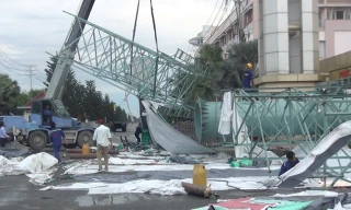 Hàng loạt bảng quảng cáo 'tử thần' treo lơ lửng trên đầu người dân