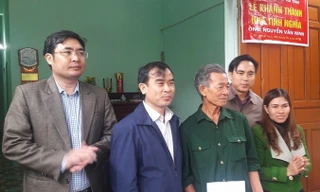 Đại diện phường Kỳ Long (TX Kỳ Anh) thăm hỏi ông Ninh trong buổi khánh thành nhà mới.