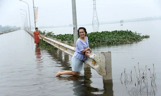 Quý cô Hà thành xúng xính thả dáng giữa rốn ngập Quốc Oai