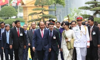 Thủ tướng Nguyễn Xuân Phúc và Cố vấn Nhà nước, Bộ trưởng Ngoại giao và Bộ trưởng Văn phòng Tổng thống nước CHLB Myanmar Aung San Suu Kyi. Ảnh: Dương Giang/TTXVN.