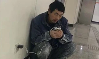 Câu chuyện xúc động về người đàn ông mỗi tối đến ga tàu dùng Wi-Fi