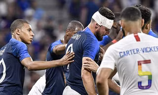 Tiền đạo Giroud đổ máu trong ngày tuyển Pháp 'chết hụt'
