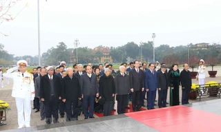 Lãnh đạo Đảng, Nhà nước đặt vòng hoa và vào Lăng viếng Chủ tịch Hồ Chí Minh. Nguồn: TTXVN.