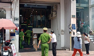 Cảnh sát vào cứu nạn nhân. Ảnh: Tin Tin.