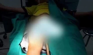 Thanh sắt đâm xuyên cơ thể cháu bé từ phía dưới.