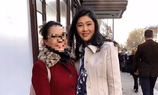 Bức ảnh bị rò rỉ trên mạng chụp bà Yingluck đứng cạnh một phụ nữ ở London. Ảnh: Nation.