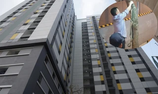 Bắt được rắn hổ mang 'khủng' ở sân chơi chung cư Hà Nội