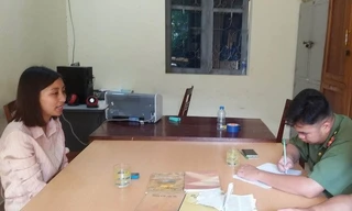 Đối tượng Nguyễn Thị Ánh Nguyệt cùng các tài liệu, vật dụng liên quan đến sinh hoạt, truyền đạo trái phép tại cơ quan chức năng. Ảnh: Xuân Tiến/TTXVN.