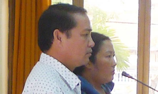 Vợ chồng ông Hưng trong một lần ra tòa. Ảnh: Nhật Tân.