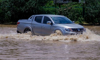 Ôtô 'rẽ sóng' vượt qua làng biệt thự triệu đô phía Tây Hà Nội