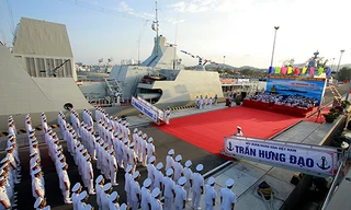 Nghi thức thượng cờ, đưa hai tàu hộ vệ tên lửa vào hoạt động. Ảnh: VnExpress.