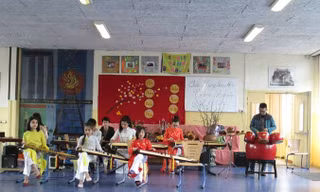 Dàn nhạc nhí cùng Daniel chơi bài trống cơm.