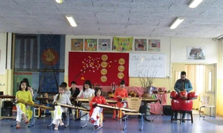 Dàn nhạc nhí cùng Daniel chơi bài trống cơm.