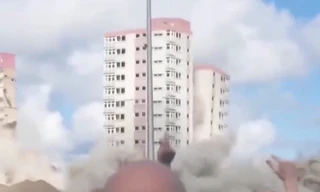 Khoảnh khắc các tòa nhà chọc trời sụp đổ trong tíc tắc