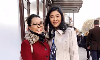 Bà Yingluck được nhìn thấy bên ngoài trung tâm mua sắm ở London. Ảnh: Twitter.