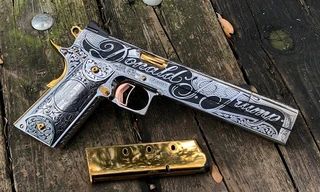 Súng ngắn mạ vàng được thiết kế riêng cho Tổng thống Trump. Ảnh: Maxim.