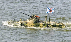 Thiết giáp Nga lao khỏi tàu đổ bộ, cưỡi sóng tiến vào bờ biển