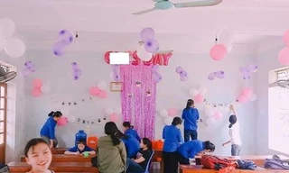 Các thành viên nữ tổ chức "Ngày con trai" cho phái mạnh trong lớp. Ảnh: H.T.