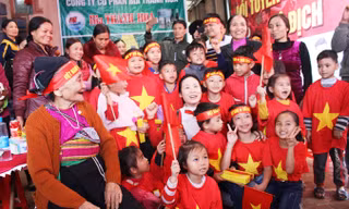 Làng Bào rộn ràng sắc đỏ cổ vũ U23 Việt Nam