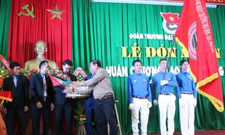 Đoàn trường ĐHTN đón nhận Huân chương lao động hạng Nhì.