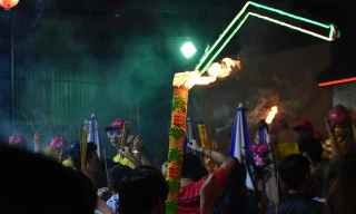 Vác hương 'khủng' đi dâng lễ, xin lộc ở chùa Bà Thiên Hậu