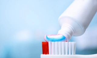 Khi hiện tượng nẻ, bong tróc da môi liên tục dù dùng dưỡng môi liên tục, thì đó không hẳn là do yếu tố thời tiết.