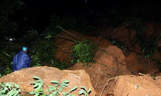 Hàng ngàn m3 đất đá đổ xuống quốc lộ 4D