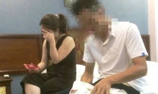 Cô giáo mầm non vào nhà nghỉ tâm sự với CSGT. Ảnh cắt từ clip.