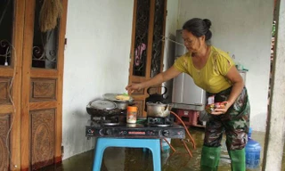 Người dân vùng ngập Chương Mỹ không dám tắm, dành nước uống và nấu mì