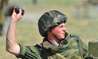 Binh sĩ Nga ném lựu đạn trong diễn tập. Ảnh. Lenta.ru.