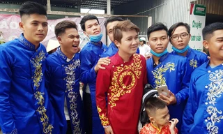 Chú rể và dàn phù rể xuống xe chờ trong khi xe của đoàn rước dâu bị kẹt. Ảnh: Nhật Huy.