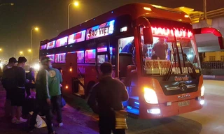 Theo chân những chiếc 'xe vua': Văn phòng trở thành 'bến xe cóc'