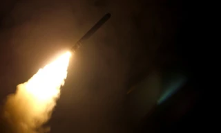 Tàu sân bay USS Monterey khai hỏa tên lửa Tomahawk tấn công các mục tiêu ở Syria. Ảnh: AFP.