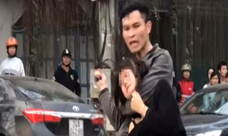 Kẻ ngáo đá cầm dao khống chế nữ sinh giữa đường.