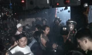 Bản tin 14H: Cả trăm người hò hét, phê ma tuý trong quán bar