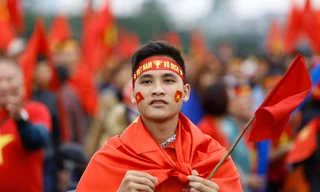 Cổ động viên đổ bộ sân Mỹ Đình cổ vũ chung kết U23