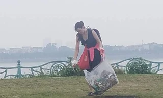 Cô gái Tây dọn rác ở Phủ Tây Hồ: Nhà mình sao để khách làm hộ?