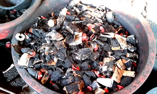 Pin được đập nhỏ, chuẩn bị đem nhuộm với cà phê.