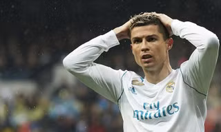 Ronaldo lại buồn, nằng nặc đòi rời Real về M.U
