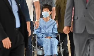 Cựu Tổng thống Park Geun-hye ngồi trên xe lăn. Ảnh: Yonhap.