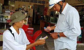 Anh bán vé số 'gây sốc' trong kỳ thi tuyển công chức