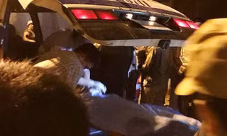 Thi thể nạn nhân đưa ra khỏi hiện trường.