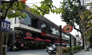 Mặc dù đất mương Nghĩa Đô thuộc đất công cộng, nhưng thành phố Hà Nội lại Cấp giấy chứng nhận quyền sử dụng đất tới 50 năm, còn Sở Xây dựng thì cấp phép xây dựng, Sở Kế hoạch và Đầu tư cấp phép kinh doanh.