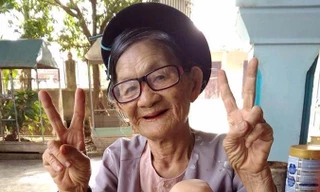 Tuy đã 82 tuổi nhưng cụ Kính vẫn rất "xì tin". Ảnh do người nhà cụ Kính cung cấp.