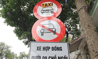 Biển cấm xe hợp đồng dưới 9 chỗ bên cạnh cấm taxi truyền thống mới xuất hiện trên đường phố Hà Nội. Ảnh: VnExpress.