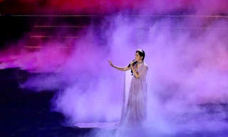 Thiên Nga xúc động hát 'Còn tuổi nào cho em' trên sân khấu Gala 30 năm