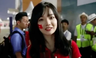 Nữ cổ động viên Việt Nam gây sốt khi trả lời phỏng vấn đài Hàn Quốc