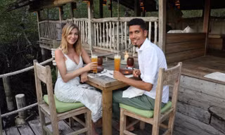 Lỡ World Cup, sao M.U sang Việt Nam 'giải sầu'