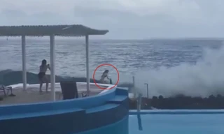 Mải mê tạo dáng chụp ảnh, thiếu nữ bị sóng lớn cuốn phăng