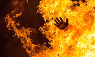 Bản tin 14H: Tưới xăng khắp người tự thiêu sau cãi vã với con trai